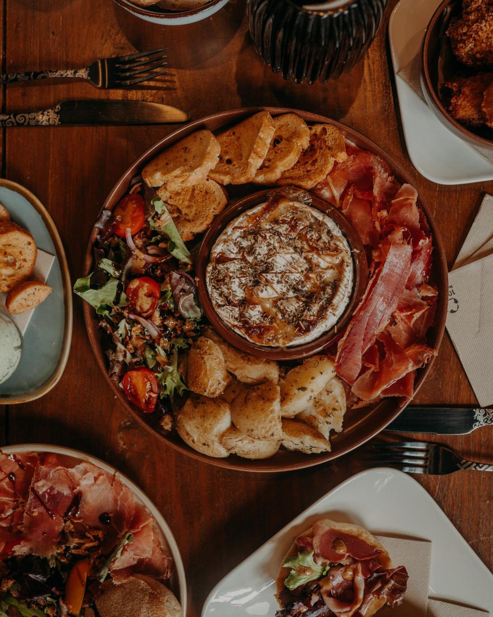 Le Central Hotel-Bar 올롱생테마리 외부 사진